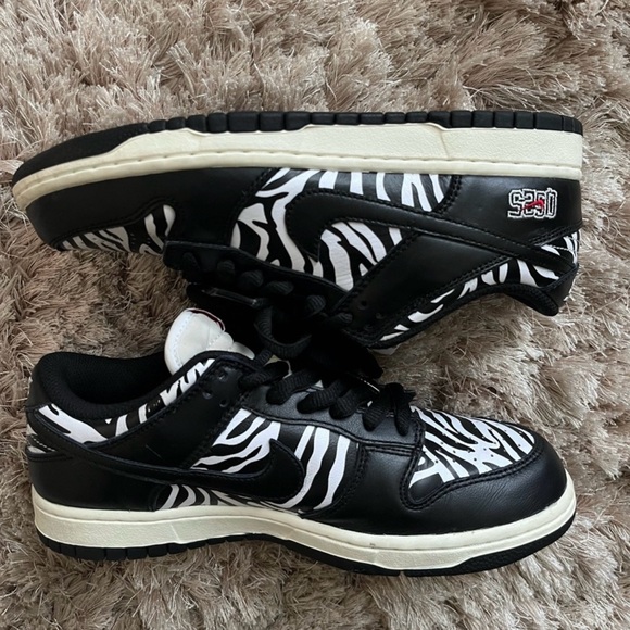 Quatersnacks x Dunk Low SB ‘ Little Debbie’s Zebra Cakes’ - Picture 7 of 11